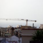 Vista des d'un terrat de Barcelona amb una grua de la construcció treballant a l'Eixample (26/09/2018). Foto: Júlia Pérez / ACN.