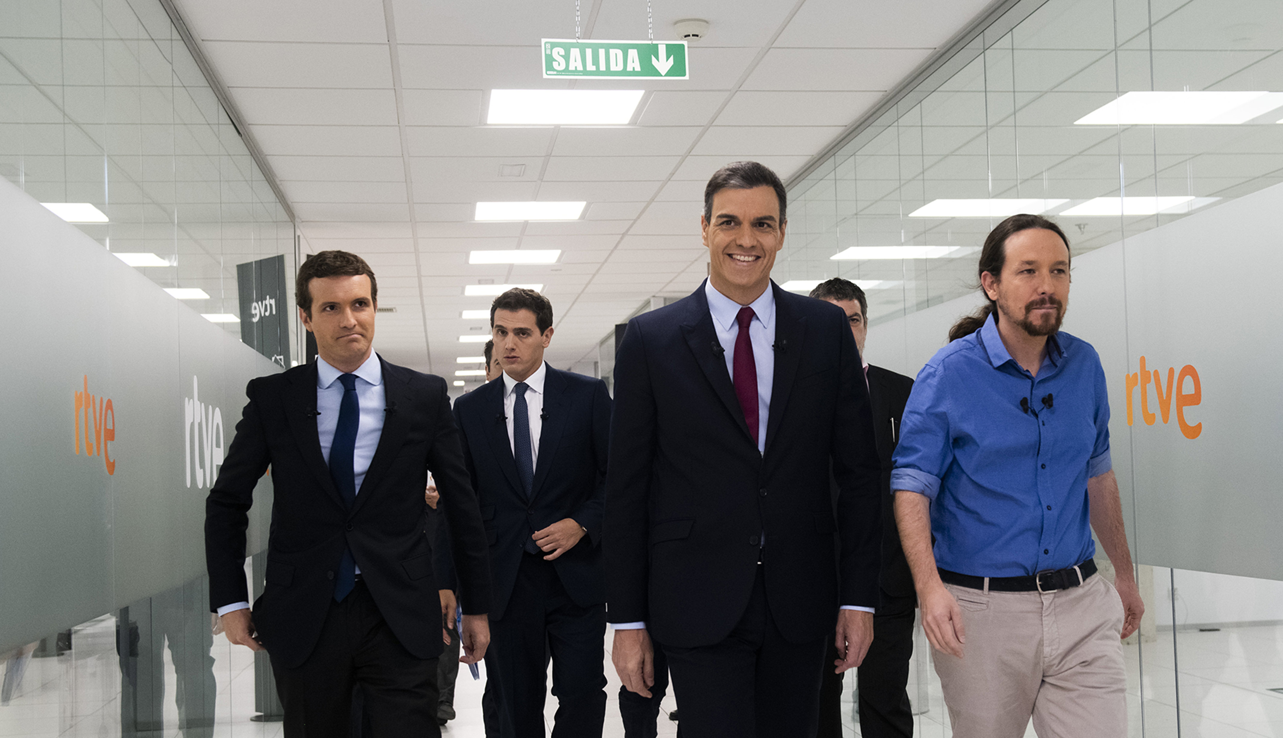 Pablo Casado, Pedro Sánchez, Albert Rivera i Pablo Iglesias caminant cap al plató del debat a quatre a RTVE, el 22 d'abril de 2019. Foto: David Mudarra / ACN