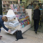 Un quiosc del Camp de Tarragona amb diversos compradors el 28 d'octubre de 2017. Foto: Sílvia Jardí / ACN