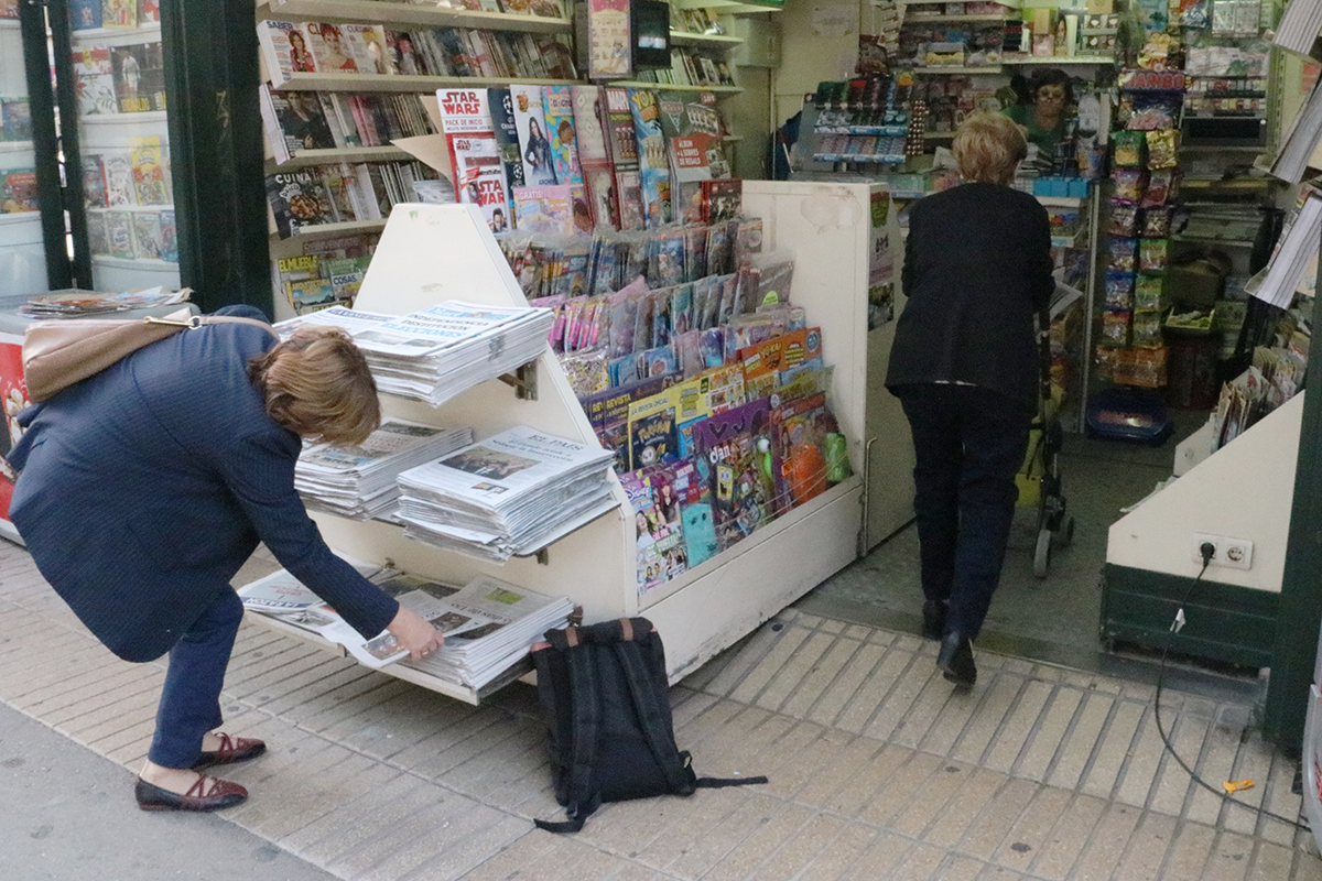 Un quiosc del Camp de Tarragona amb diversos compradors el 28 d'octubre de 2017. Foto: Sílvia Jardí / ACN