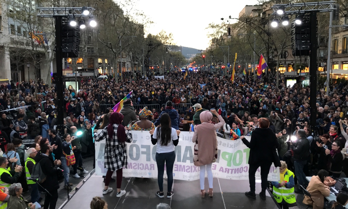 Pla general de la manifestació contra Vox i l'auge de l'extrema dreta després que hagi arribat a la cruïlla entre Passeig de Gràcia i Gran Via de les Corts Catalanes, dissabte 23 de març del 2019. Foto: Alan Ruiz Terol / ACN